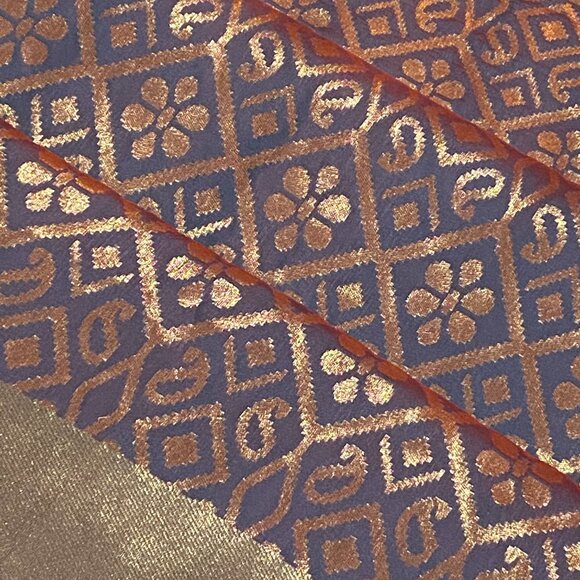 Green with wine dual tone banarasi silk saree with all over jamewar zari work - Picture 12 of 13